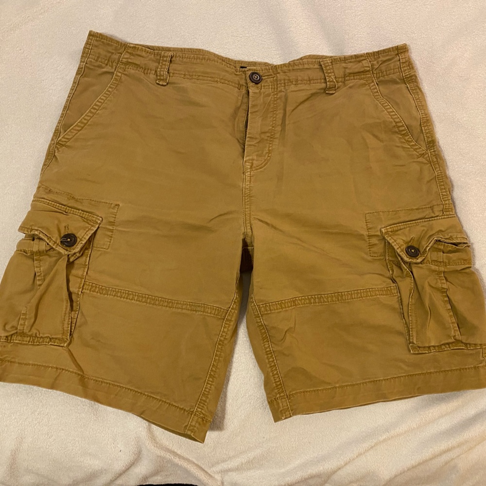 Men’s khaki shorts